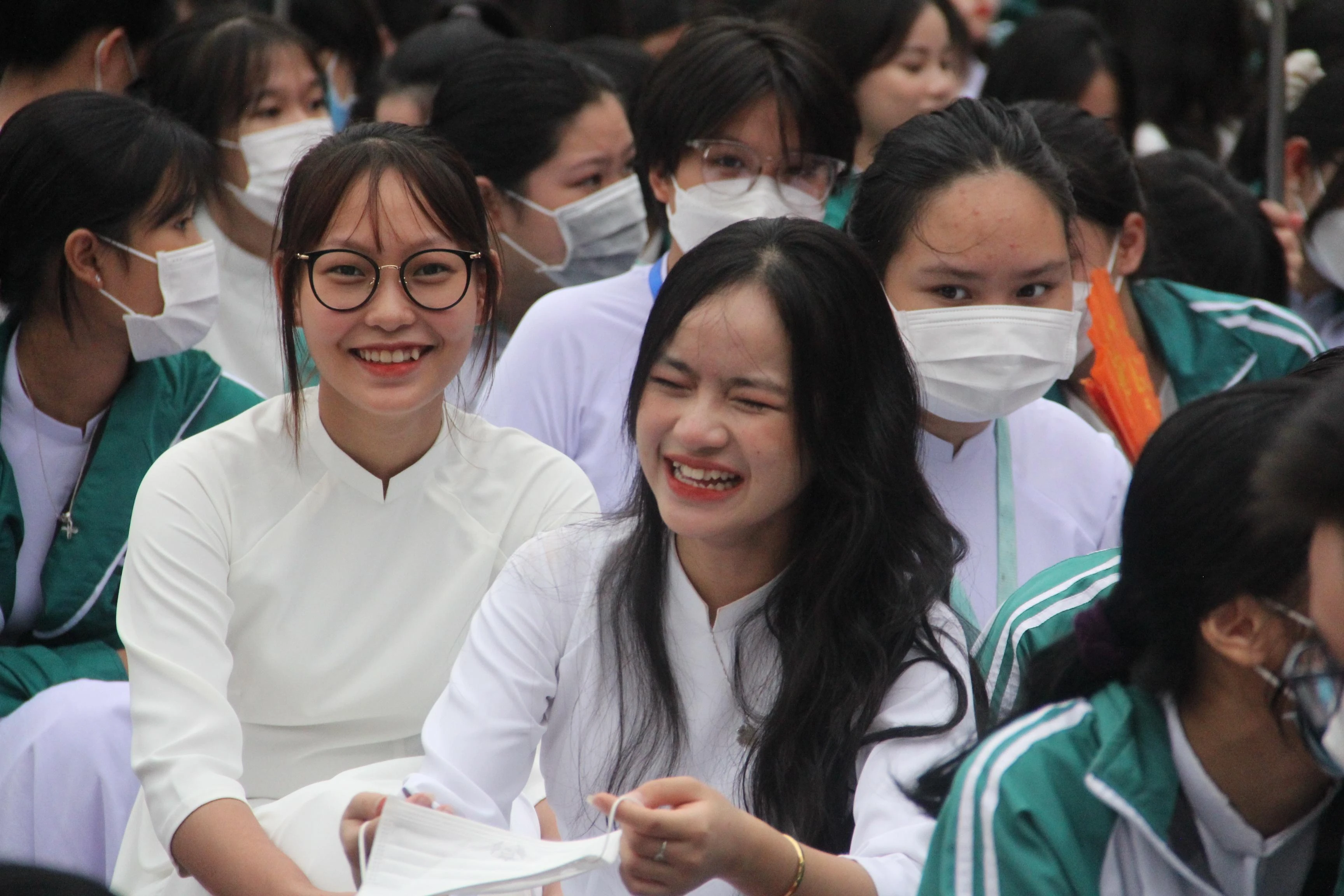 Nữ sinh trường THPT Phan Đình Phùng rạng rỡ trong lễ khai giảng.