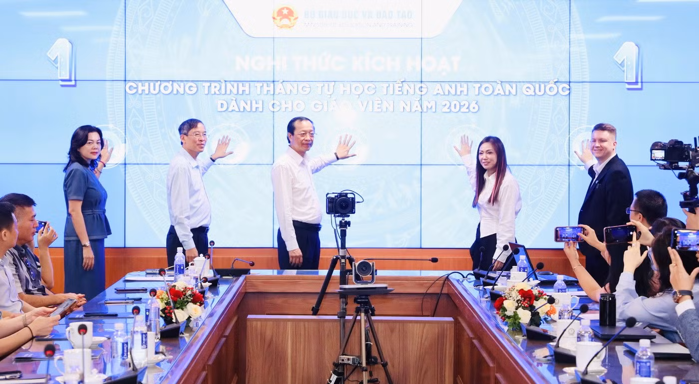 Nghi thức bấm nút khởi động chính thức phát động chương trình Tháng tự học tiếng Anh dành cho giáo viên toàn quốc.