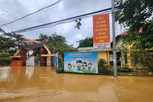Trường học tại Thanh Hóa bị nước ngập sâu. Ảnh: Nguyễn Thuỳ.