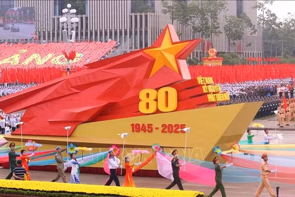 Xe mô hình biểu tượng 80 năm Ngày Cách mạng tháng Tám và Quốc khánh nước CHXHCN Việt Nam. Ảnh: Văn Điệp/TTXVN