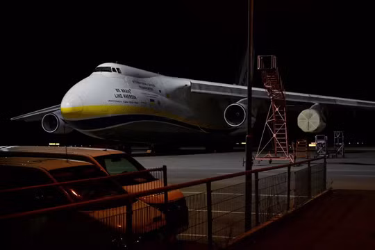 An-124 Ruslan của Ukraine chất đầy đạn dược từ Pháp thoát nạn trong gang tấc