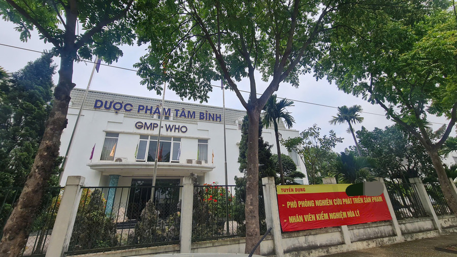 Ngày 15/5, theo ghi nhận tại nhà máy Dược phẩm Tâm Bình ở Khu công nghiệp Ninh Hiệp (Gia Lâm, Hà Nội). Phía bên ngoài, cổng chính khép hờ, không có nhiều xe cộ ra vào. Bên trong, không có tiếng máy móc vận hành, không bóng dáng công nhân qua lại. cab10dbb-2b1e-4093-a1e6-6b9b7919bee9.jpg
