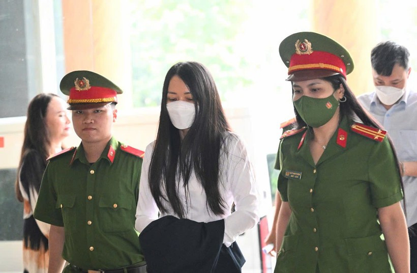 Bị cáo Trịnh Thị Thúy Nga được lực lượng làm nhiệm vụ dẫn giải đến tòa. Ảnh: ND trinh-thi-thuy-nga.jpg