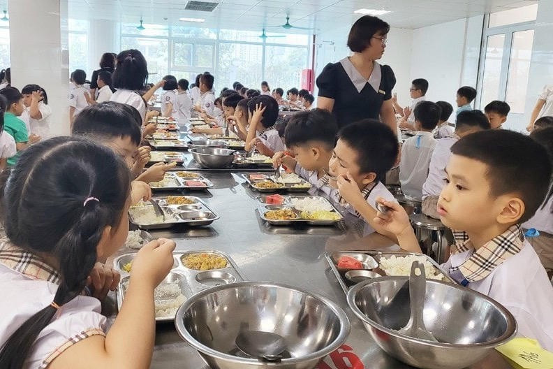Cần phải có chế tài có đủ sức răn đe, cùng với cơ chế giám sát chặt chẽ, sự vào cuộc quyết liệt của các cấp, các ngành trong vấn đề an toàn thực phẩm tại bếp ăn trường học (Ảnh minh hoạ) b5.jpg