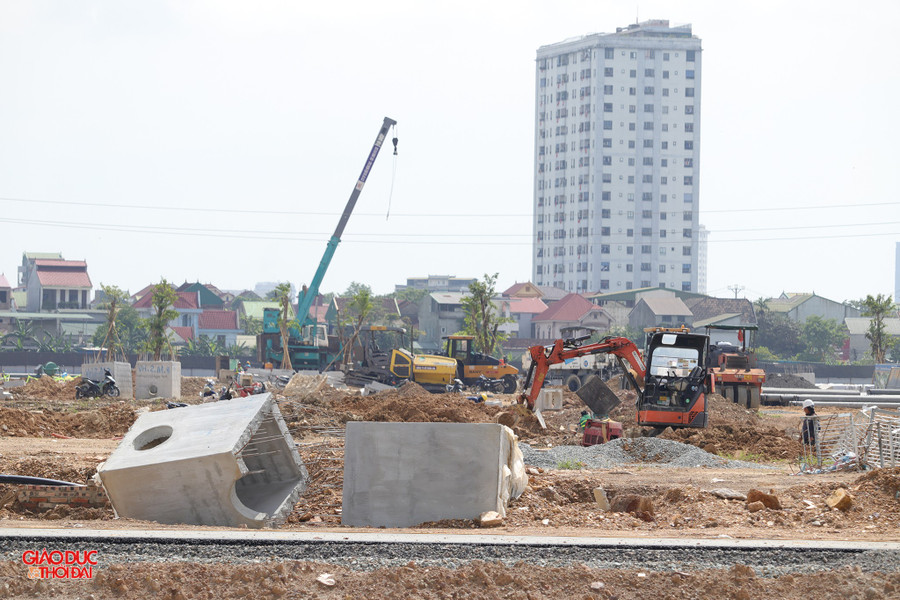 Theo nhận định của các chuyên gia bất động sản, đặt cọc giữ chỗ là một giao dịch dân sự, nằm ngoài phạm vi điều chỉnh của Luật Kinh doanh bất động sản, vì vậy tiềm ẩn nhiều rủi ro cho khách hàng. Bởi, khách hàng không biết được mục đích thực sự mà các sàn giao dịch bất động sản cùng với các chủ đầu tư đưa ra các chương trình booking nhằm mục đích gì? Rất có thể khi khảo sát thị trường thấy được lượng booking lớn, chủ đầu tư có thể tăng giá căn hộ tại thời điểm mở bán, cao hơn giá mở bán dự kiến. img-7394-copy.jpg