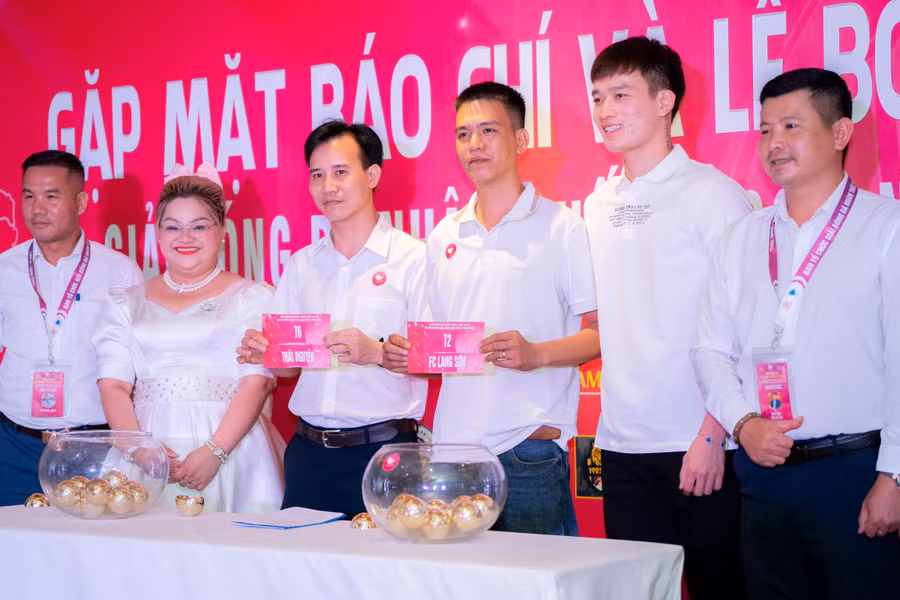 12 đội tham gia giải bóng đá Nhâm Tuất 1982 lần thứ VI năm 2024