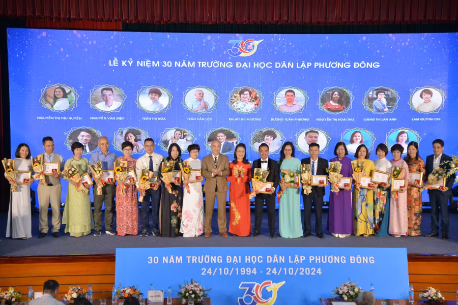 17 cán bộ, giảng viên nhận Kỷ niệm chương “Vì sự nghiệp giáo dục”.