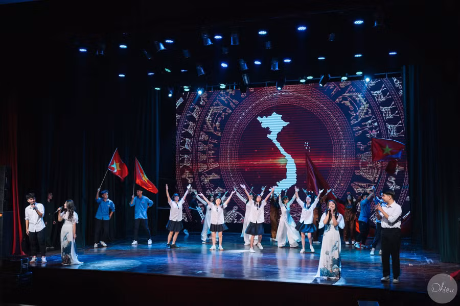 Ca khúc “Tiến về Hà Nội” cất lên mang đầy tinh thần hào hùng của lịch sử dân tộc đẹp đẽ.