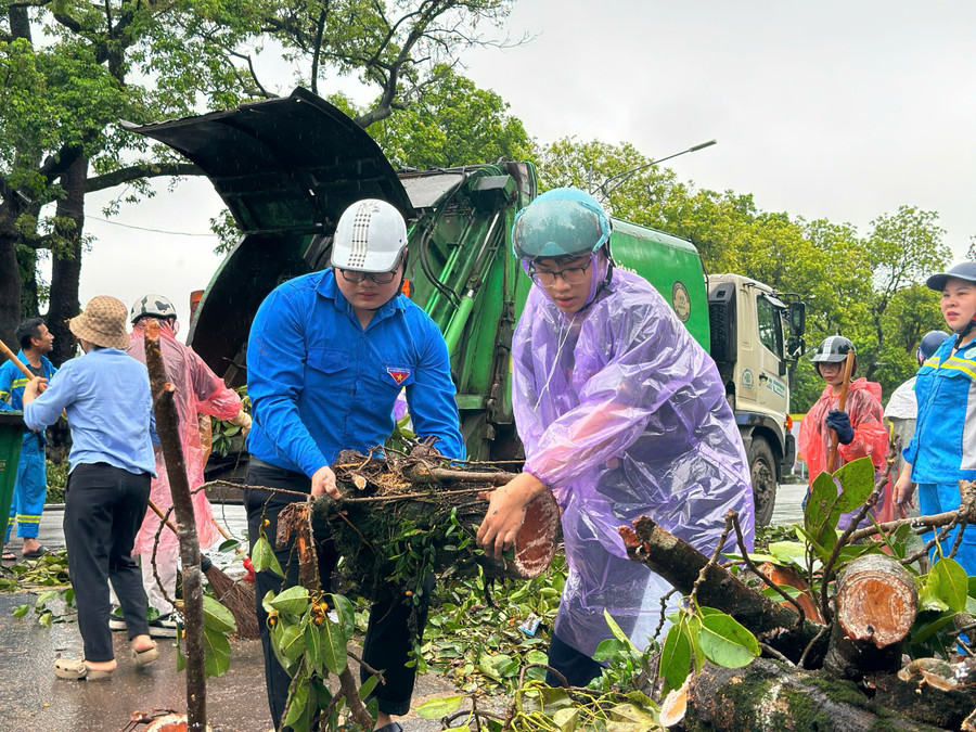 Tại nhiều tuyến phố trên địa bàn Thủ đô trong hai ngày qua cho đến nay, phóng viên ghi nhận lực lượng tại chỗ, gồm: công an, bộ đội, dân quân tự vệ, đoàn viên, thanh niên… khẩn trương cưa, cắt cành, xử lý hậu quả của cây xanh đổ, gãy; thu dọn để hạn chế ùn tắc; thông các tuyến đường trên các địa bàn để người dân thuận tiện đi lại. z5816186125016_8d0bcb6a59642aab9cb4116fbd61f98f.jpg