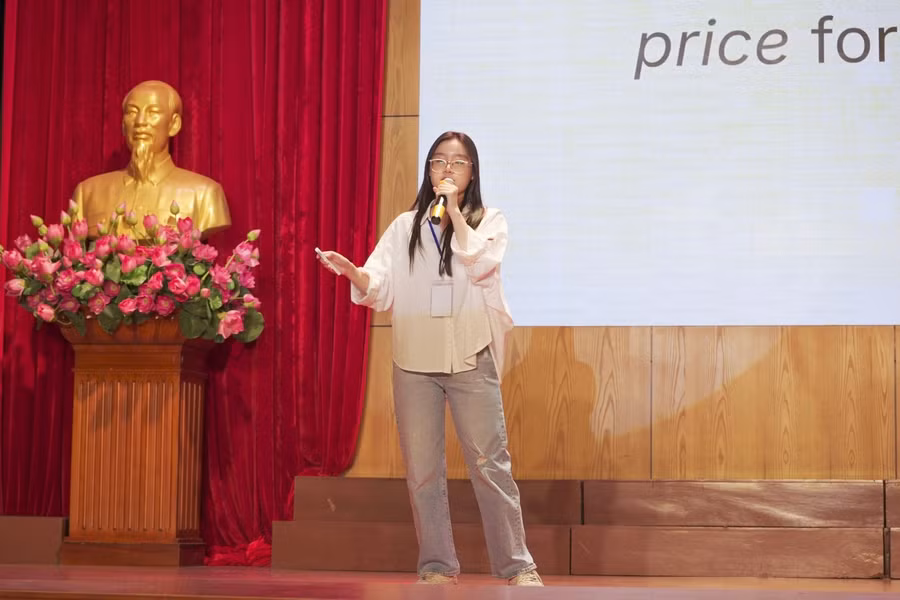 diễn giả thùy vy.JPG