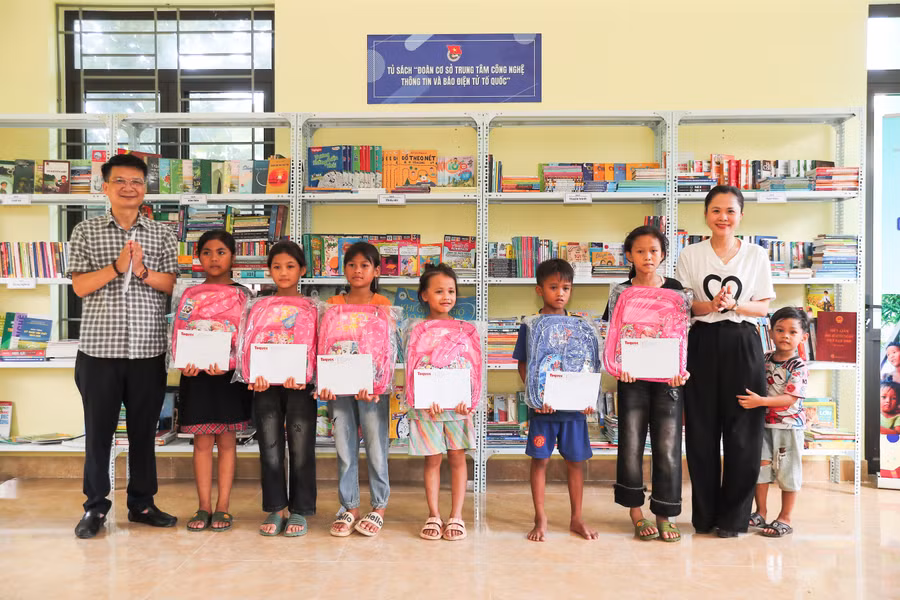 Trao 30 xuất học bổng 2.jpg