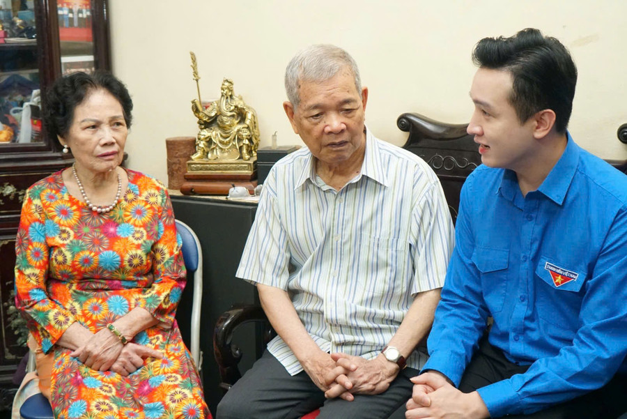 Từ cuối tháng 6/2024, Ban Thường vụ Thành đoàn Hà Nội đã ban hành văn bản gửi UBND các quận, huyện, thị xã, Phòng Lao động, Thương binh và Xã hội các quận, huyện, thị xã trên địa bàn Thành phố và Ban Thường vụ các quận, huyện thị Đoàn trực thuộc phối hợp rà soát, thống kê các gia đình liệt sĩ, gia đình có công với cách mạng có nhu cầu phục dựng ảnh liệt sĩ trên địa bàn, gửi về Ban Tuyên giáo Thành đoàn để tổng hợp. z5779904554584_31bd83006d3ea28e99dd079ec9220bb3.jpg