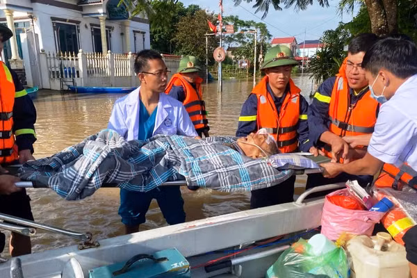 Lực lượng Thủy đoàn I, Cục Cảnh sát Giao thông (Bộ Công an) cứu trợ người dân vùng lũ Kim Tân (Thanh Hóa). (Ảnh: CACC)