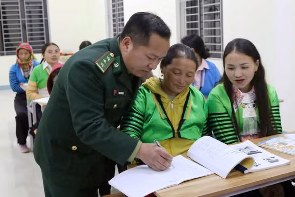 Đại úy Thao Văn Chứ nắn nót dạy từng chữ cho học viên. Ảnh: Đồn Biên phòng Quang Chiểu.