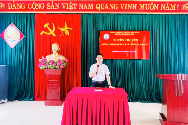 Giáo viên Trường THCS Đông Thọ tuyên truyền xây dựng trường học không khói thuốc.
