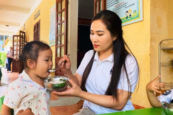 Cô giáo Lữ Thị Tuyết, Trường Mầm non Na Mèo (Thanh Hóa) chăm sóc bữa ăn cho trẻ. Ảnh: NVCC