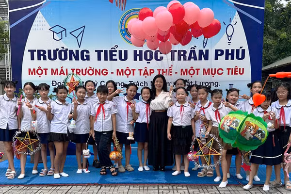 Cô và trò Trường Tiểu học Trần Phú, phường Hạc Thành, tỉnh Thanh Hóa. Ảnh: NTCC