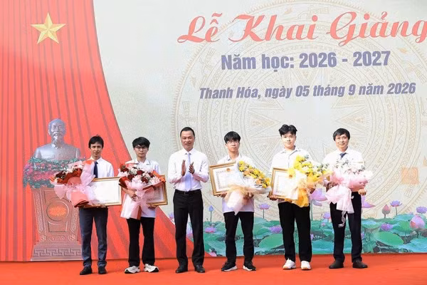 Ông Tô Anh Dũng - Chủ tịch UBND tỉnh Thanh Hóa trao thưởng học sinh, giáo viên có học sinh đoạt giải trong các kỳ thi Olympic khu vực và quốc tế năm 2026.
