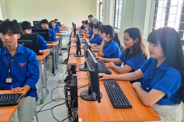 Giờ học môn Tin học ở Trường THPT Mường Lát (Thanh Hóa).