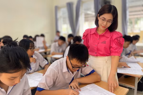 Cô và trò Trường THCS Đông Thọ (phường Hàm Rồng, tỉnh Thanh Hóa) đang tập trung ôn thi.