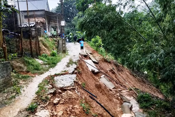 Sạt lở đe dọa nhà dân ở xã Nam Xuân (Thanh Hóa).