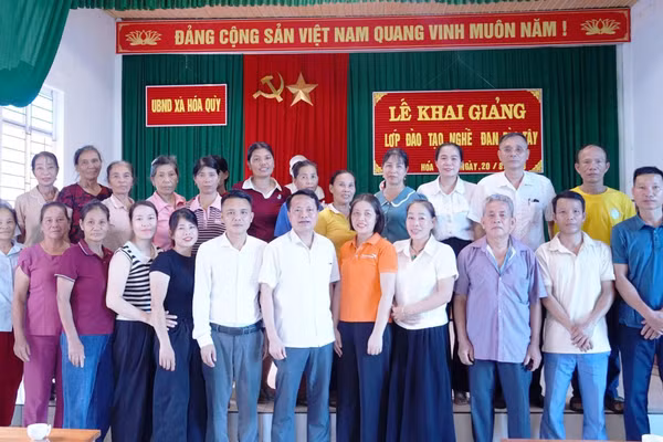 UBND xã Hóa Quỳ (Thanh Hóa) tổ chức khai giảng lớp đào tạo nghề đan bèo tây. Ảnh: Đinh Thắm