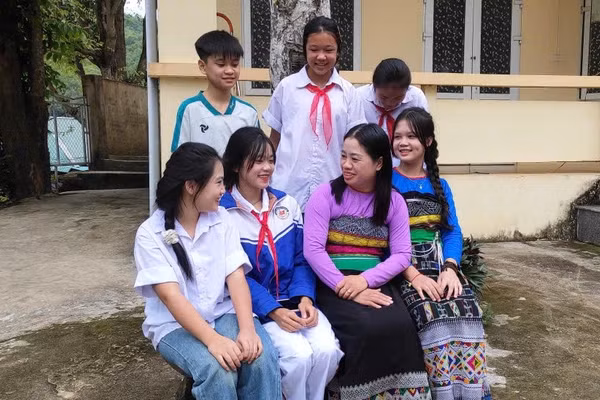 Cô Tống Thị Phượng và học trò thân thương của mình. Ảnh: Thế Lượng 