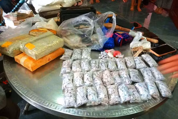 Tang vật ma túy tổng hợp và heroin lực lượng chức năng thu giữ. Ảnh: CACC
