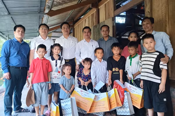 Đoàn công tác Sở GD&ĐT Thanh Hóa tặng quà những cháu nhỏ ở bản Cánh Cộng.