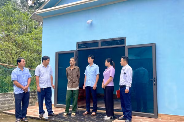 Lãnh đạo xã Phú Xuân thăm nhà ông Cao Văn Chịnh, ở bản Tân Sơn.