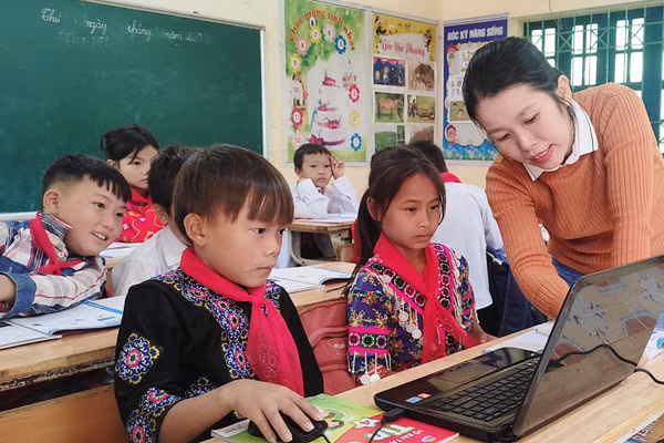 Học sinh điểm lẻ của Trường Tiểu học Trung Lý 1 được học môn Tin học. 