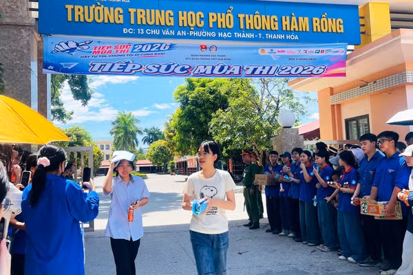 Thí sinh thi vào lớp 10 ở Thanh Hóa kết thúc buổi thi môn Toán.