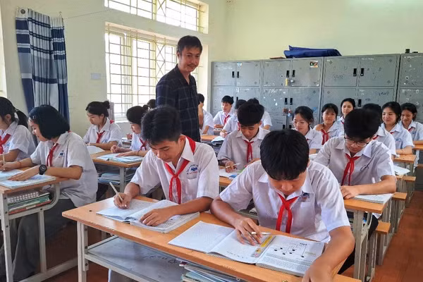 Học sinh Trường PTDTNT-THCS Bá Thước ôn thi vào lớp 10.
