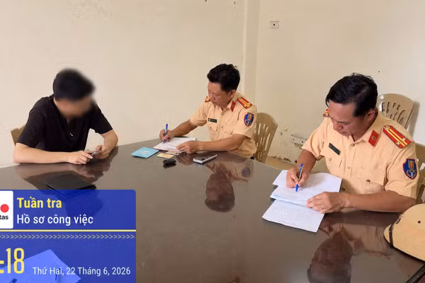 Lực lượng Cảnh sát giao thông lập biên bản xử phạt hành chính. Ảnh: CACC