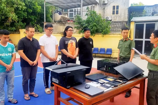 Các bị can cùng tang vật trong chuyên án. Ảnh: CACC