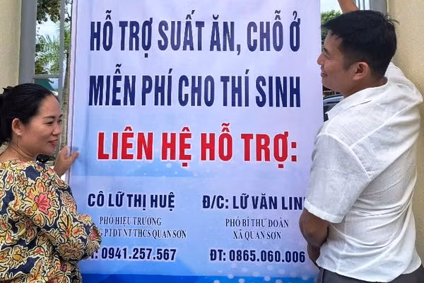 Trường PTDTNT-THCS Quan Sơn (Thanh Hóa) treo biển thông báo hỗ trợ suất ăn, chỗ ở miễn phí cho thí sinh. Ảnh: Thế Lượng