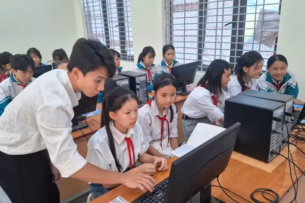 Giờ học Tin học ở Trường TH&THCS Sơn Điện (Thanh Hóa).