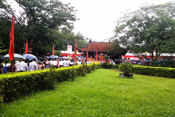 Du khách đến Lam Kinh trong mùa Lễ hội.