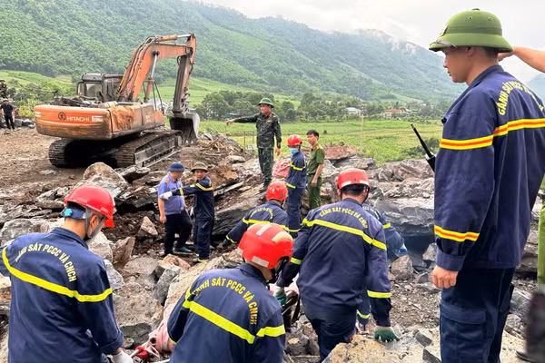Lực lượng chức năng tìm kiếm nạn nhân. Ảnh: CACC