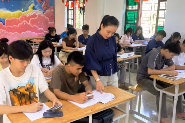 Cô và Trò Trường THPT Quan Hóa (Thanh Hóa) trong giờ ôn thi tại lớp.