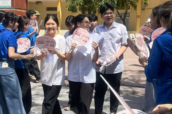 Thí sinh phấn khởi sau khi kết thúc buổi thi môn Ngữ văn. Ảnh: Nguyễn Thùy