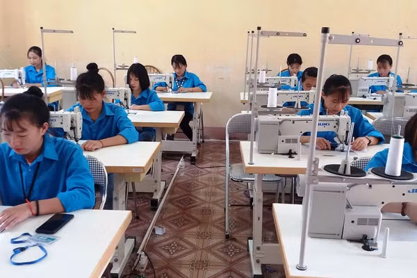 Học sinh Trường Trung cấp nghề miền núi Thanh Hóa học nghề may.