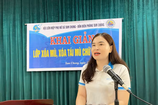Bà Hoàng Thị Cam - Chủ tịch Hội Liên hiệp Phụ nữ xã Tam Chung (Thanh Hóa) khai giảng lớp xóa mù ở bản Ón. (Ảnh: Hội Phụ nữ xã cung cấp)