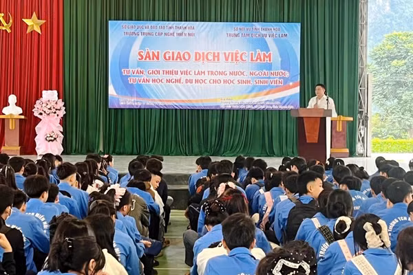 Trường Trung cấp nghề Miền núi Thanh Hóa phối hợp với doanh nghiệp tổ chức sàn giao dịch việc làm.