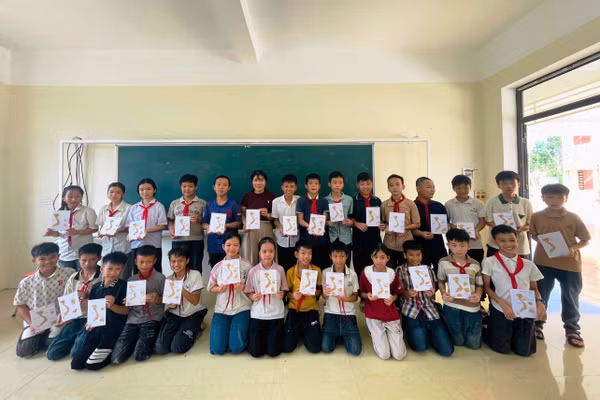 Học sinh Trường TH&THCS Xuân Quỳ được tham gia làm bản đồ Việt Nam từ vỏ trấu.