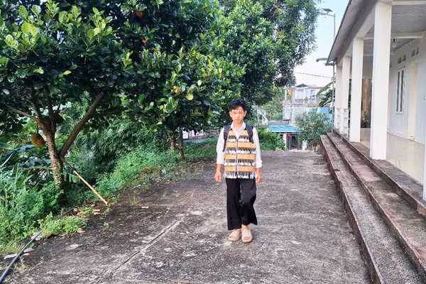 Sau giờ học, Sùng A Ghư tự đi bộ về Hạt Kiểm lâm Mường Lát. 