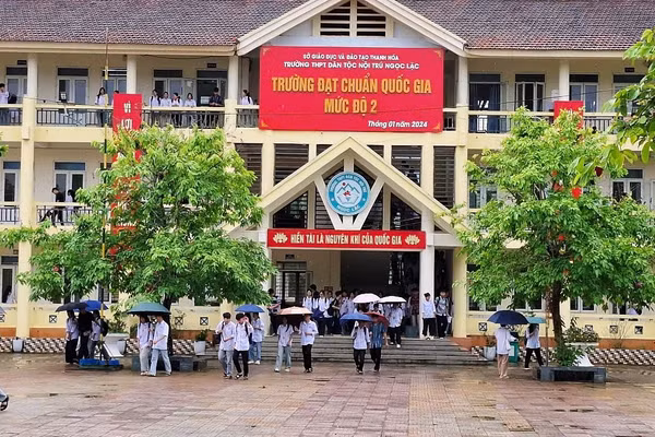 Học sinh Trường THPT Dân tộc nội trú Ngọc Lặc (Thanh Hóa) trong giờ tan học. Ảnh: Thế Lượng.
