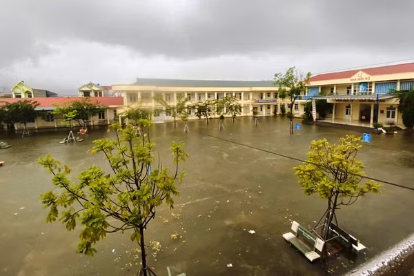 Nước ngập trắng băng ở Trường Tiểu học Nghi Sơn (Thanh Hóa) sáng 15/9.