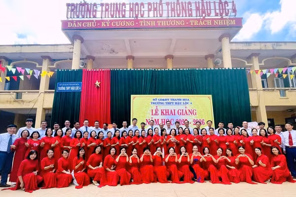 Tập thể cán bộ, giáo viên, nhân viên Trường THPT Hậu Lộc 4 (Thanh Hóa). Ảnh: NTCC