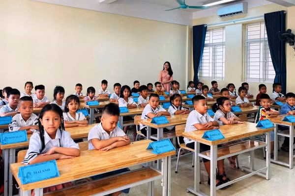 Cô và trò Trường TH-THCS&THPT Hồng Đức (thuộc Trường Đại học Hồng Đức - Thanh Hóa).